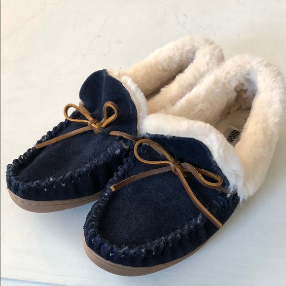 Minnetonka Shoes - Minnetonka • suede moccasin slippers size 6